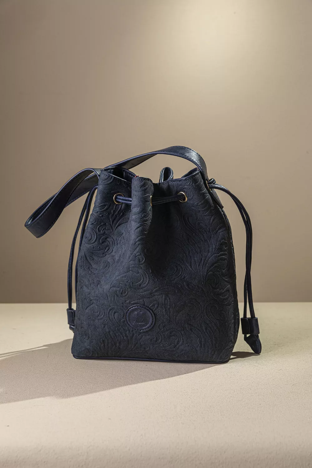 Γυναικεία τσάντα πουγκί με extra χιαστι