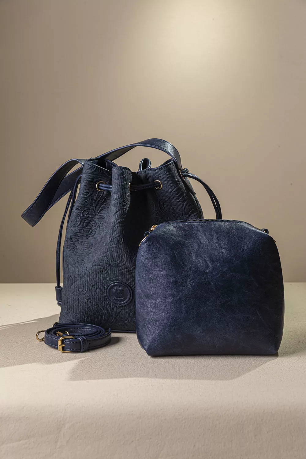 Γυναικεία τσάντα πουγκί με extra χιαστι