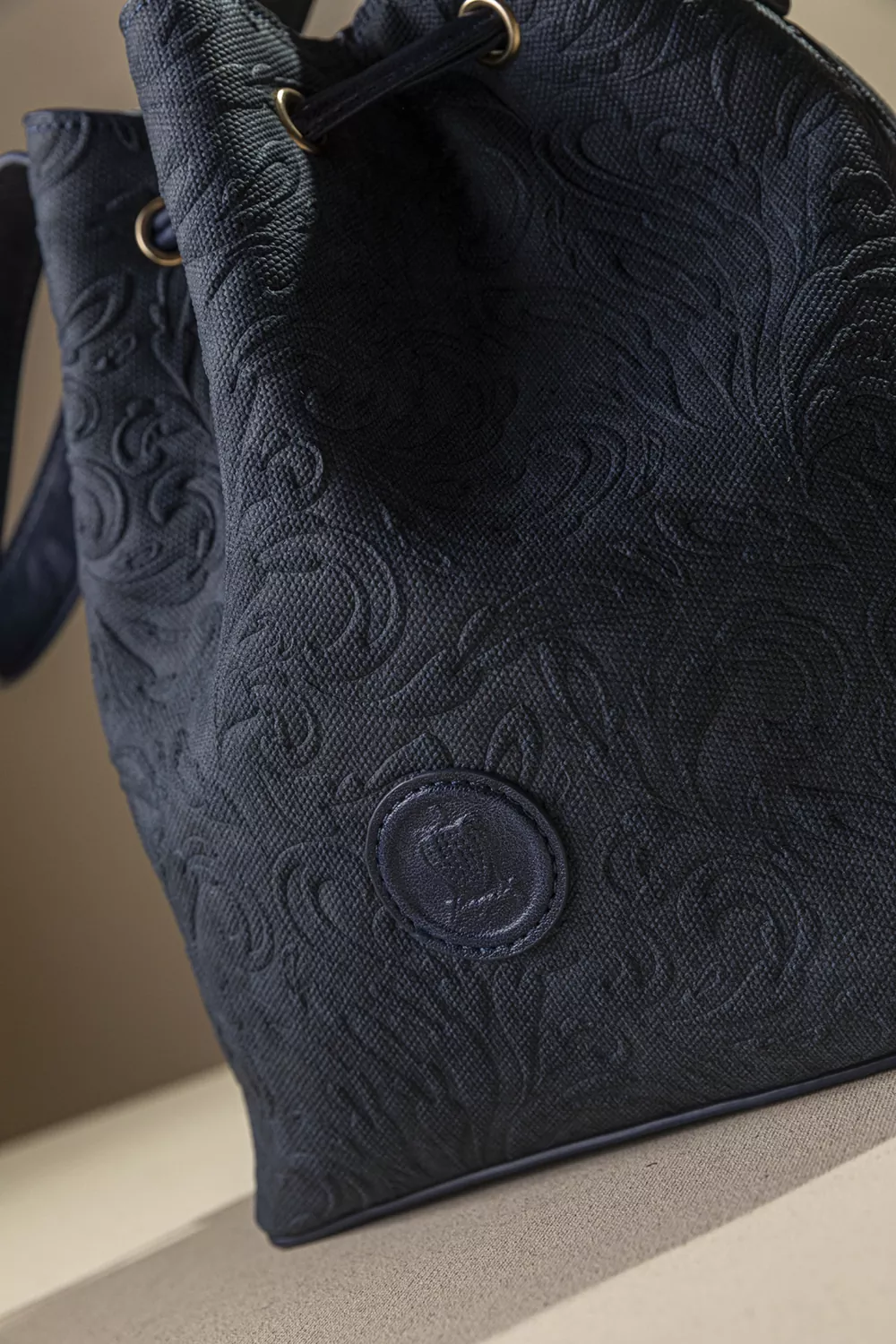 Γυναικεία τσάντα πουγκί με extra χιαστι