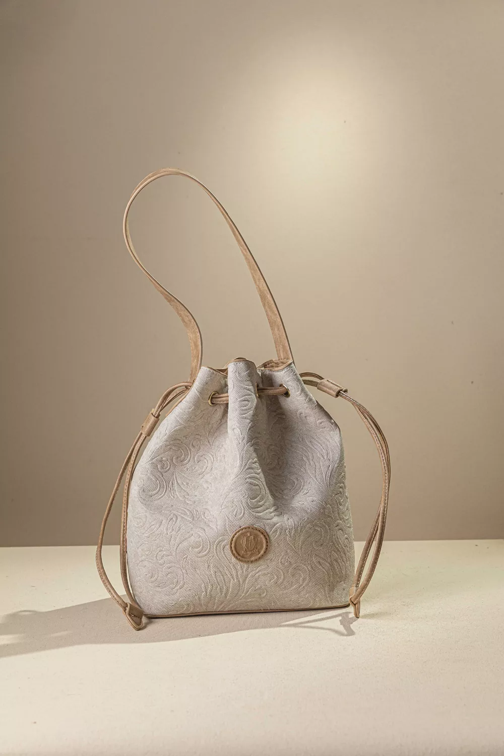 Γυναικεία τσάντα πουγκί με extra χιαστι