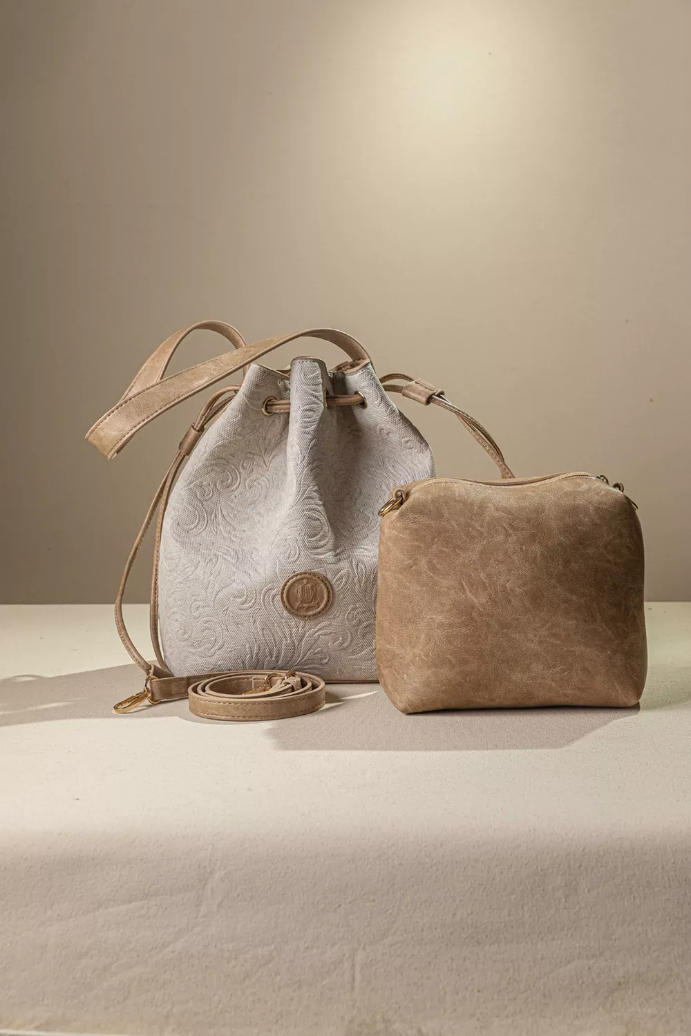 Γυναικεία τσάντα πουγκί με extra χιαστι