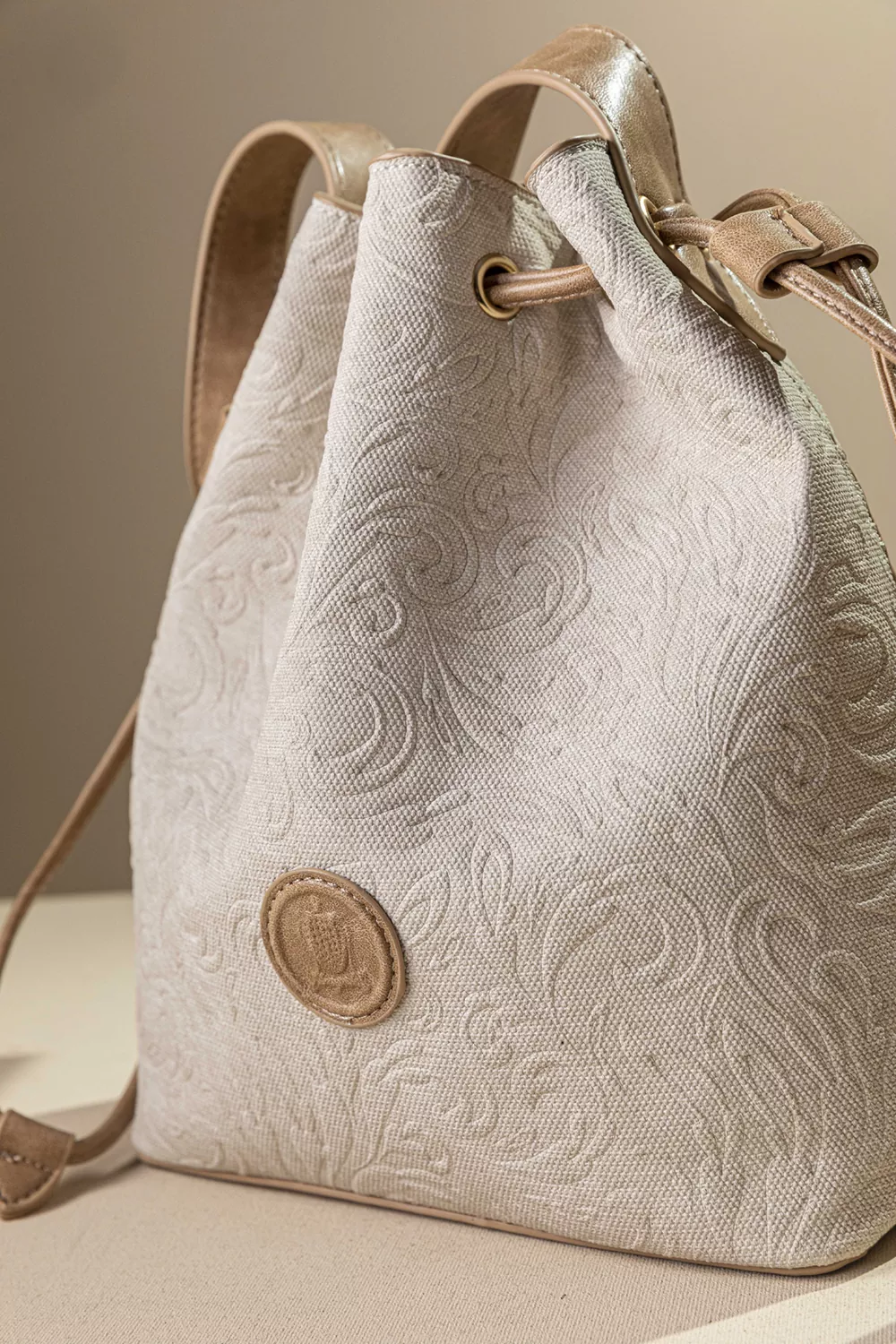 Γυναικεία τσάντα πουγκί με extra χιαστι