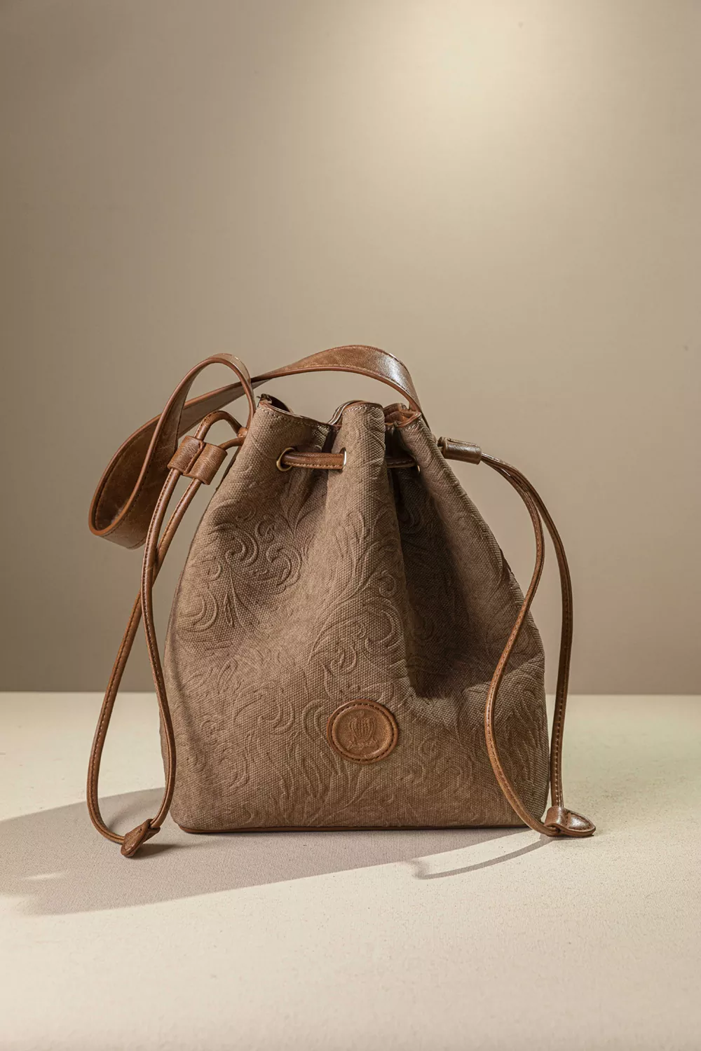 Γυναικεία τσάντα πουγκί με extra χιαστι