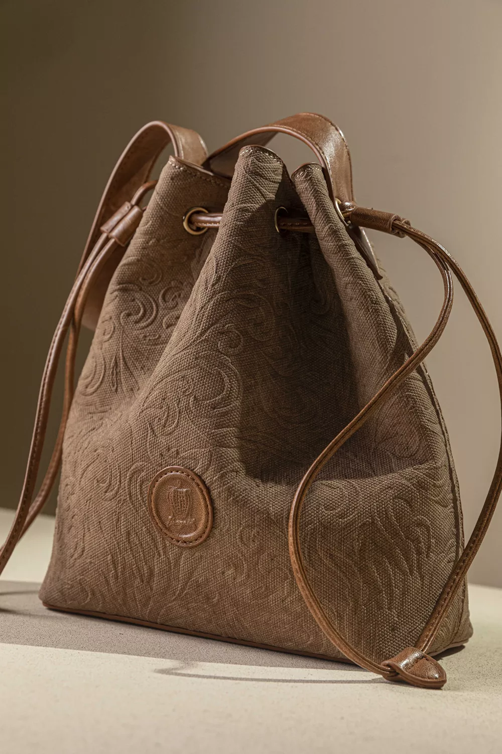 Γυναικεία τσάντα πουγκί με extra χιαστι