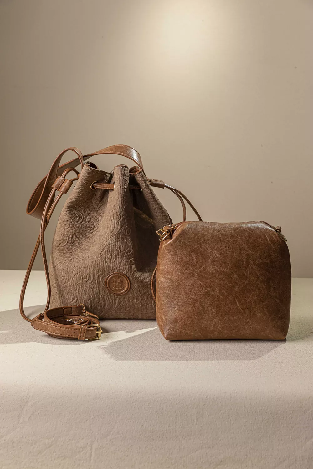 Γυναικεία τσάντα πουγκί με extra χιαστι