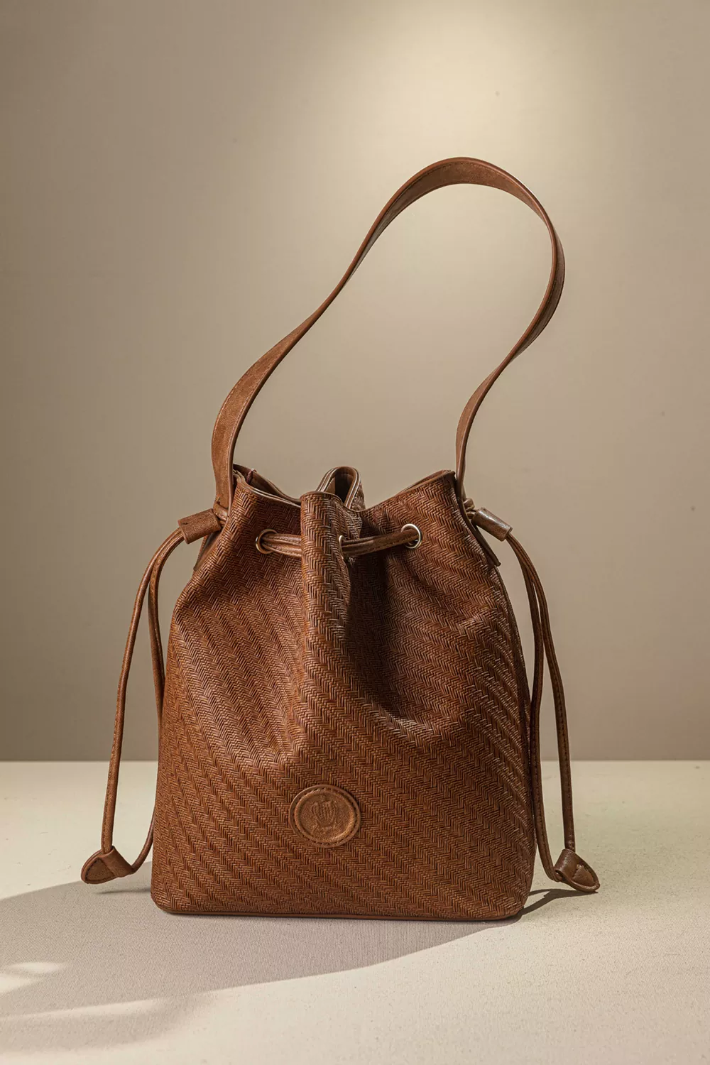 Γυναικεία τσάντα πουγκί με extra χιαστι