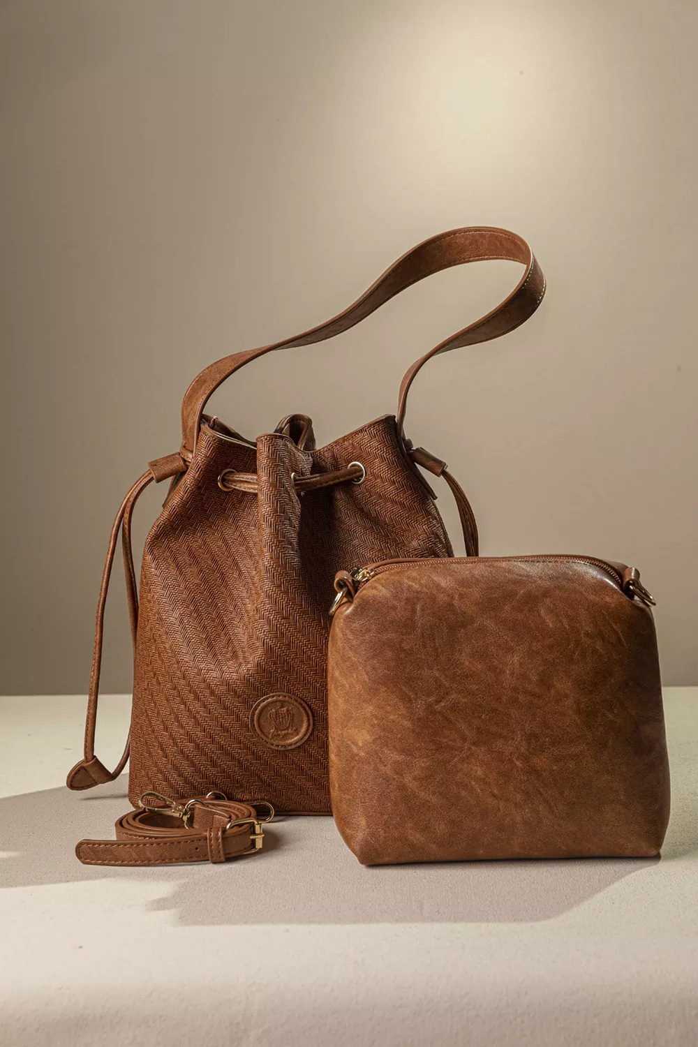 Γυναικεία τσάντα πουγκί με extra χιαστι