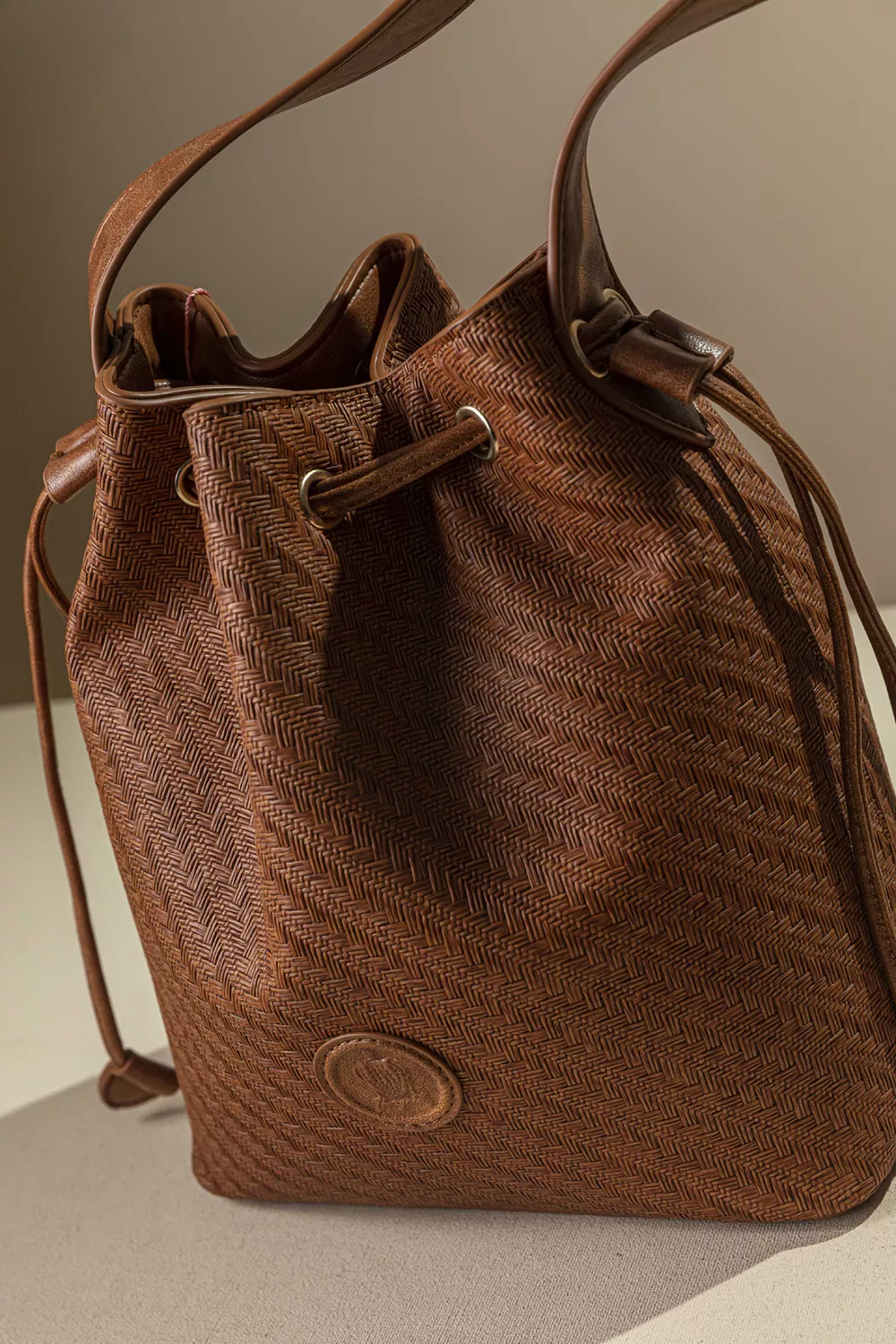 Γυναικεία τσάντα πουγκί με extra χιαστι