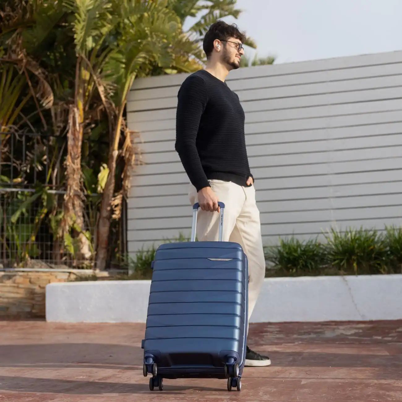 Βαλίτσα σκληρή άθραυστη μεσαία Newcom (PP) N1597/60 μπλε Βαλίτσα σκληρή άθραυστη μεσαία Newcom (PP) N1597/60 μπλε