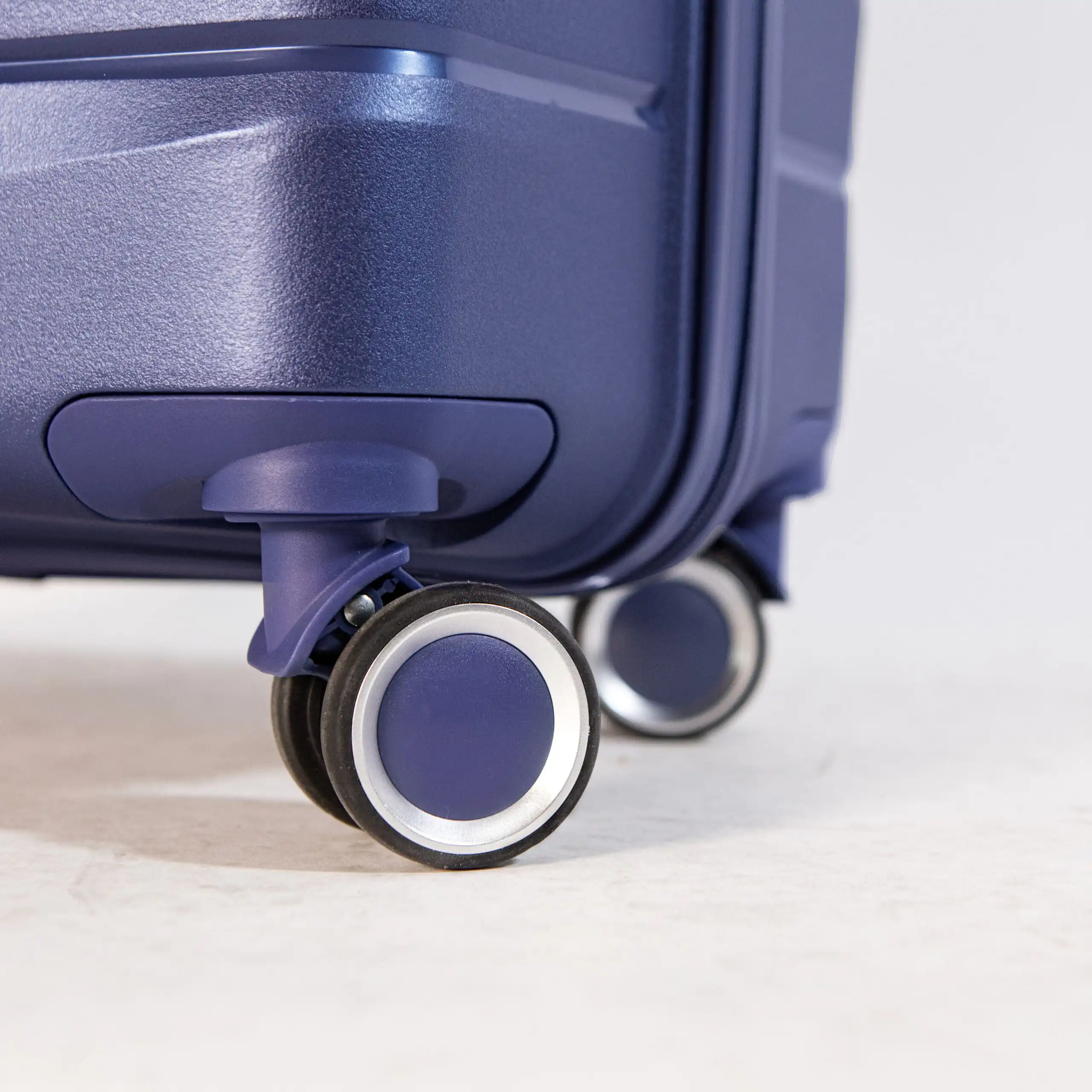 Βαλίτσα σκληρή άθραυστη μεσαία Newcom (PP) N1597/60 μπλε