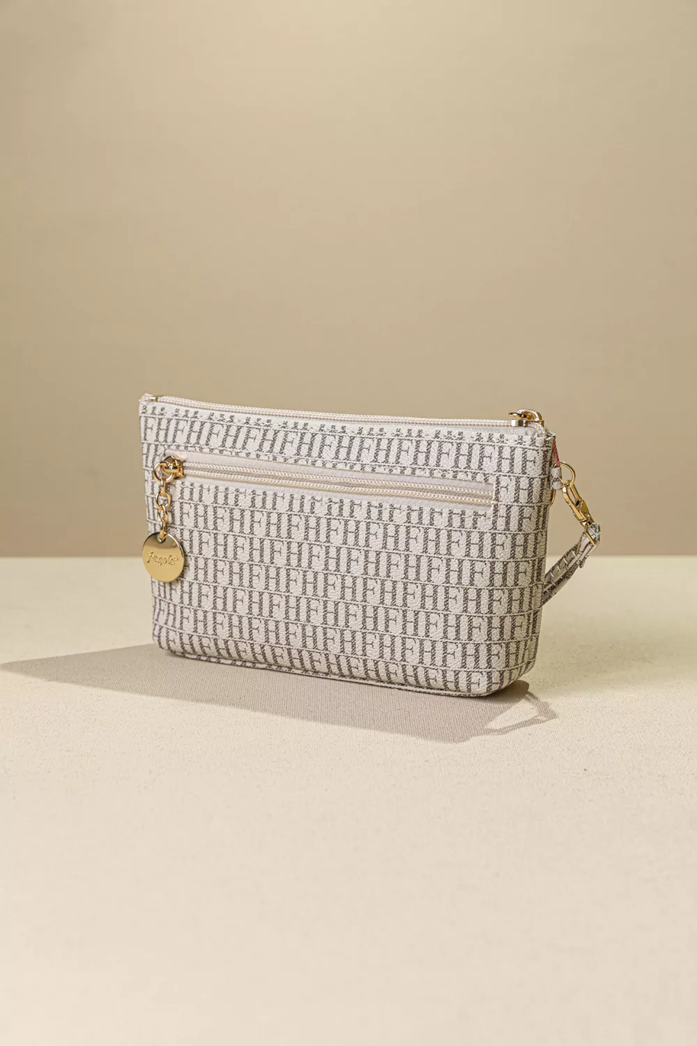 Νεσεσέρ χειρός μεσαίου μεγέθους με αποσπώμενη χειρολαβή Νεσεσέρ χειρός μεσαίου μεγέθους με αποσπώμενη χειρολαβή