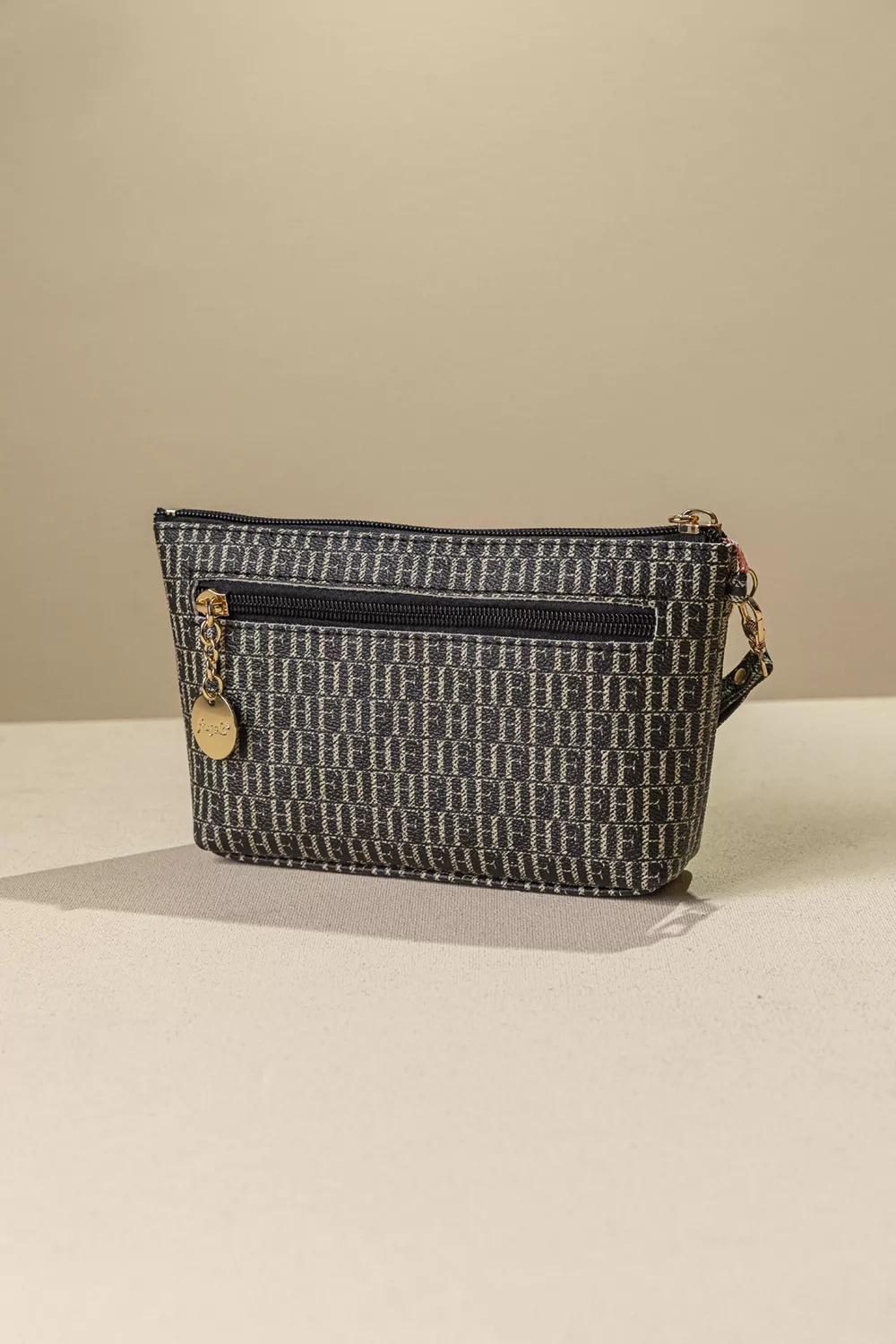 Νεσεσέρ χειρός μεσαίου μεγέθους με αποσπώμενη χειρολαβή Νεσεσέρ χειρός μεσαίου μεγέθους με αποσπώμενη χειρολαβή