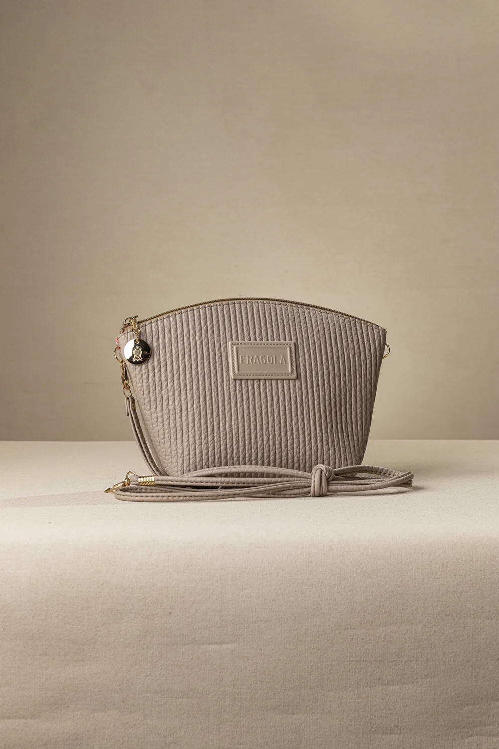 Τσαντάκι νεσεσέρ με extra χέρι για χιαστί Τσαντάκι νεσεσέρ με extra χέρι για χιαστί