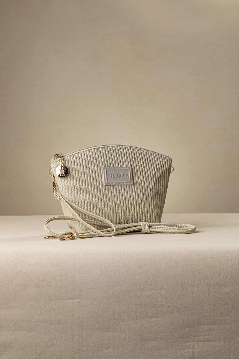 Τσαντάκι νεσεσέρ με extra χέρι για χιαστί Τσαντάκι νεσεσέρ με extra χέρι για χιαστί