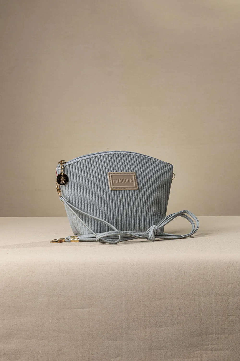 Τσαντάκι νεσεσέρ με extra χέρι για χιαστί Τσαντάκι νεσεσέρ με extra χέρι για χιαστί