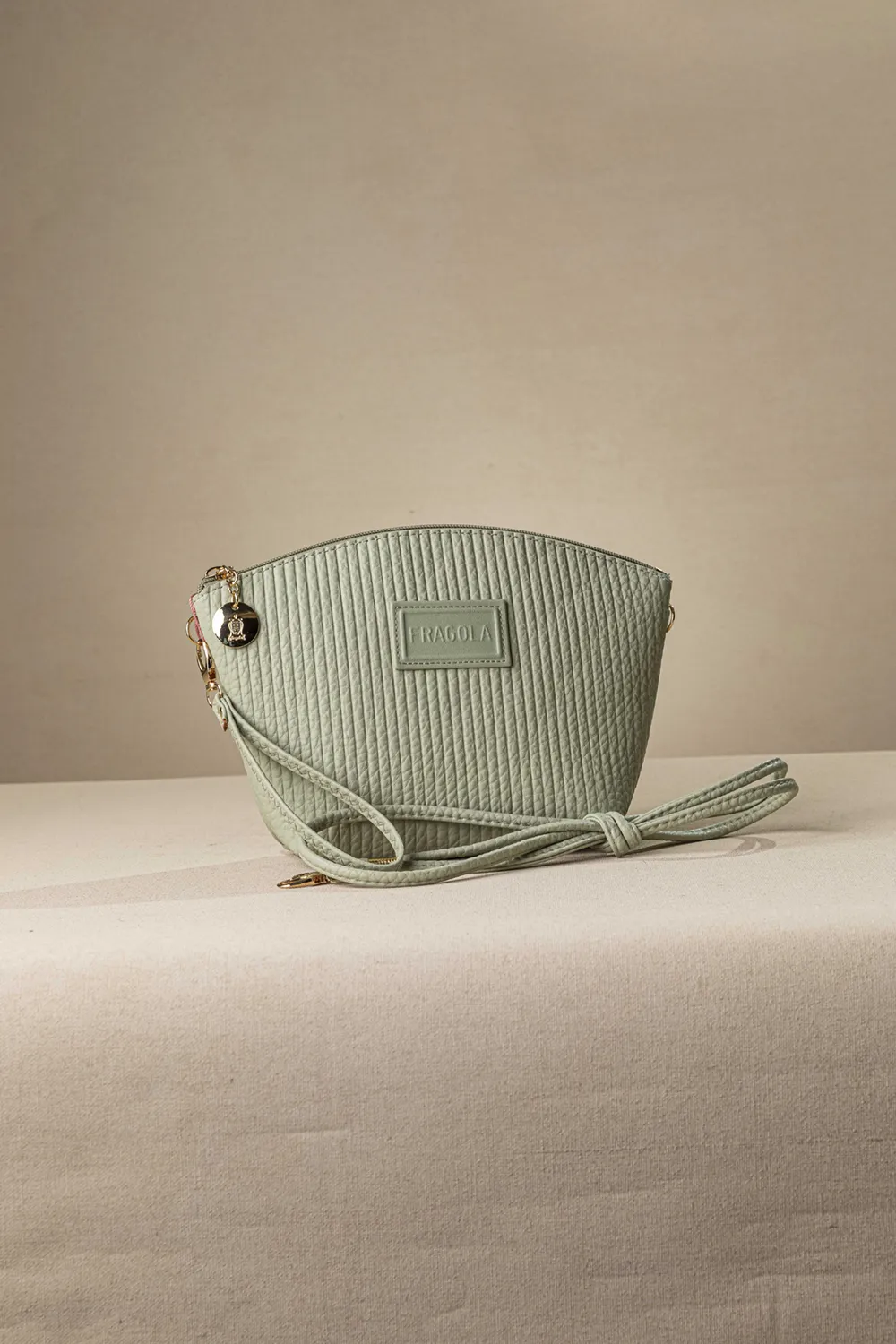 Τσαντάκι νεσεσέρ με extra χέρι για χιαστί Τσαντάκι νεσεσέρ με extra χέρι για χιαστί