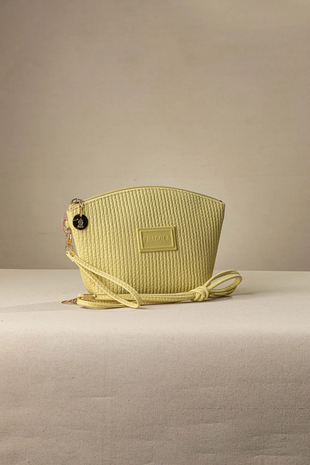 Τσαντάκι νεσεσέρ με extra χέρι για χιαστί Τσαντάκι νεσεσέρ με extra χέρι για χιαστί