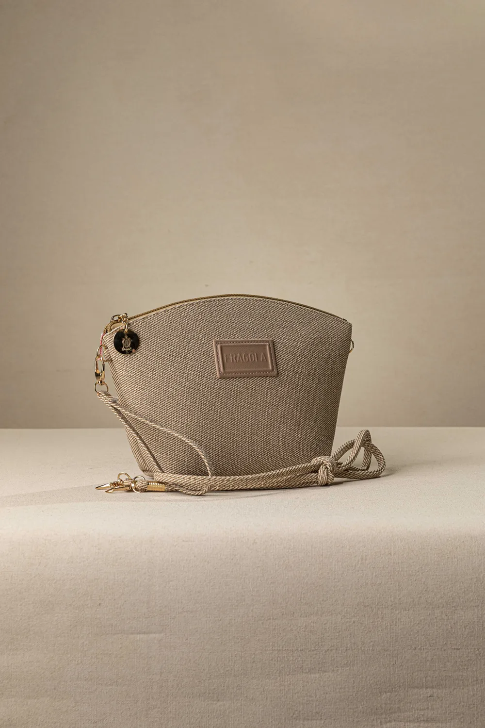 Τσαντάκι νεσεσέρ με extra χέρι για χιαστί Τσαντάκι νεσεσέρ με extra χέρι για χιαστί