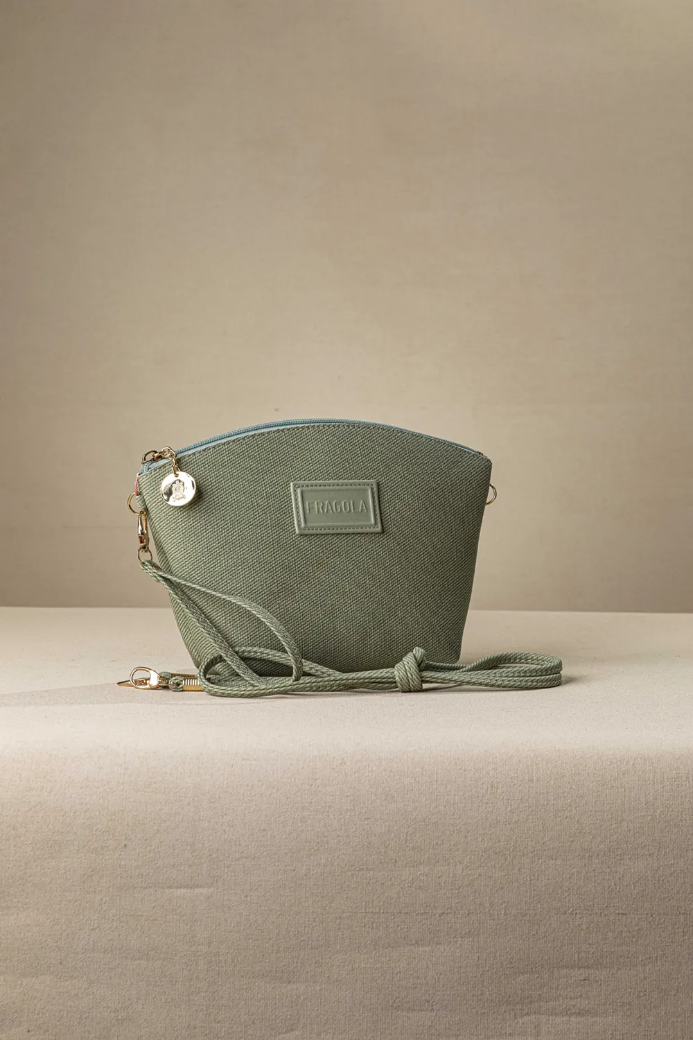 Τσαντάκι νεσεσέρ με extra χέρι για χιαστί Τσαντάκι νεσεσέρ με extra χέρι για χιαστί