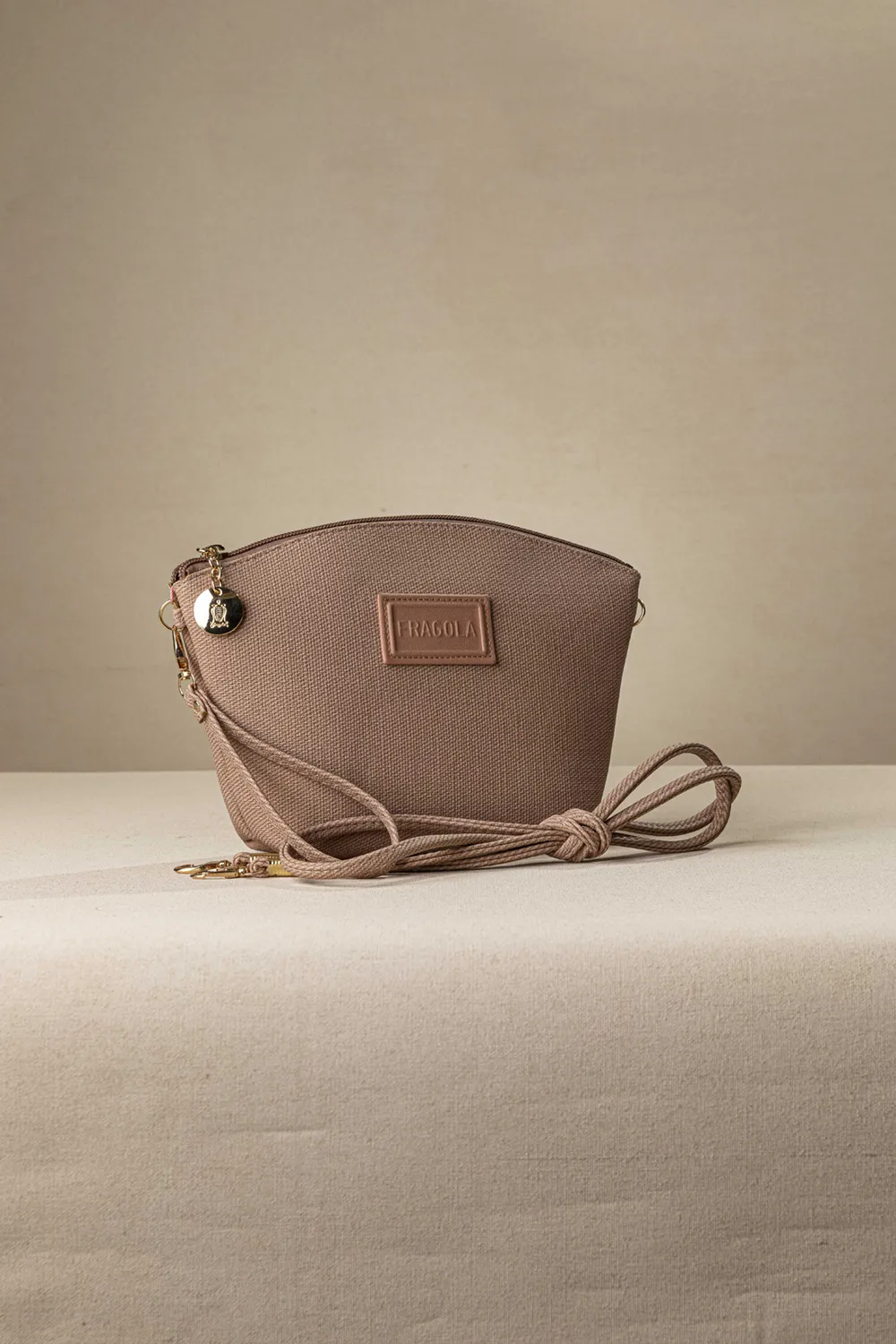 Τσαντάκι νεσεσέρ με extra χέρι για χιαστί Τσαντάκι νεσεσέρ με extra χέρι για χιαστί