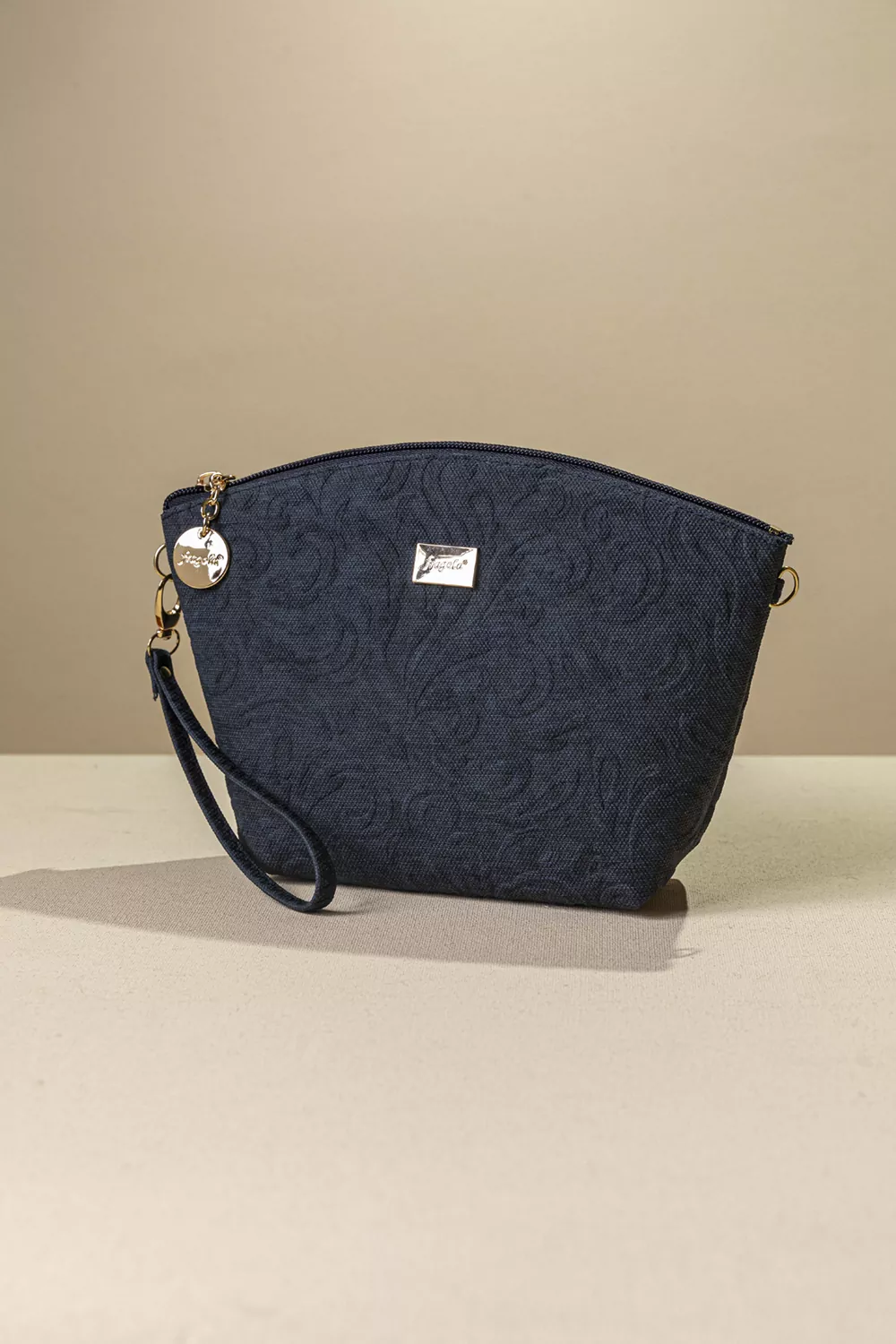 Τσαντάκι νεσεσέρ με extra χέρι για χιαστί Τσαντάκι νεσεσέρ με extra χέρι για χιαστί