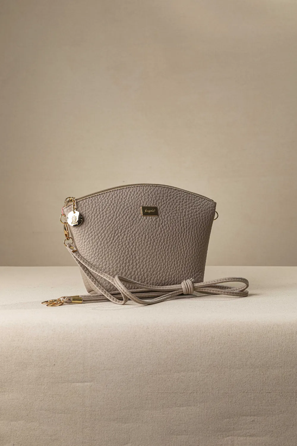 Τσαντάκι νεσεσέρ με extra χέρι για χιαστί Τσαντάκι νεσεσέρ με extra χέρι για χιαστί