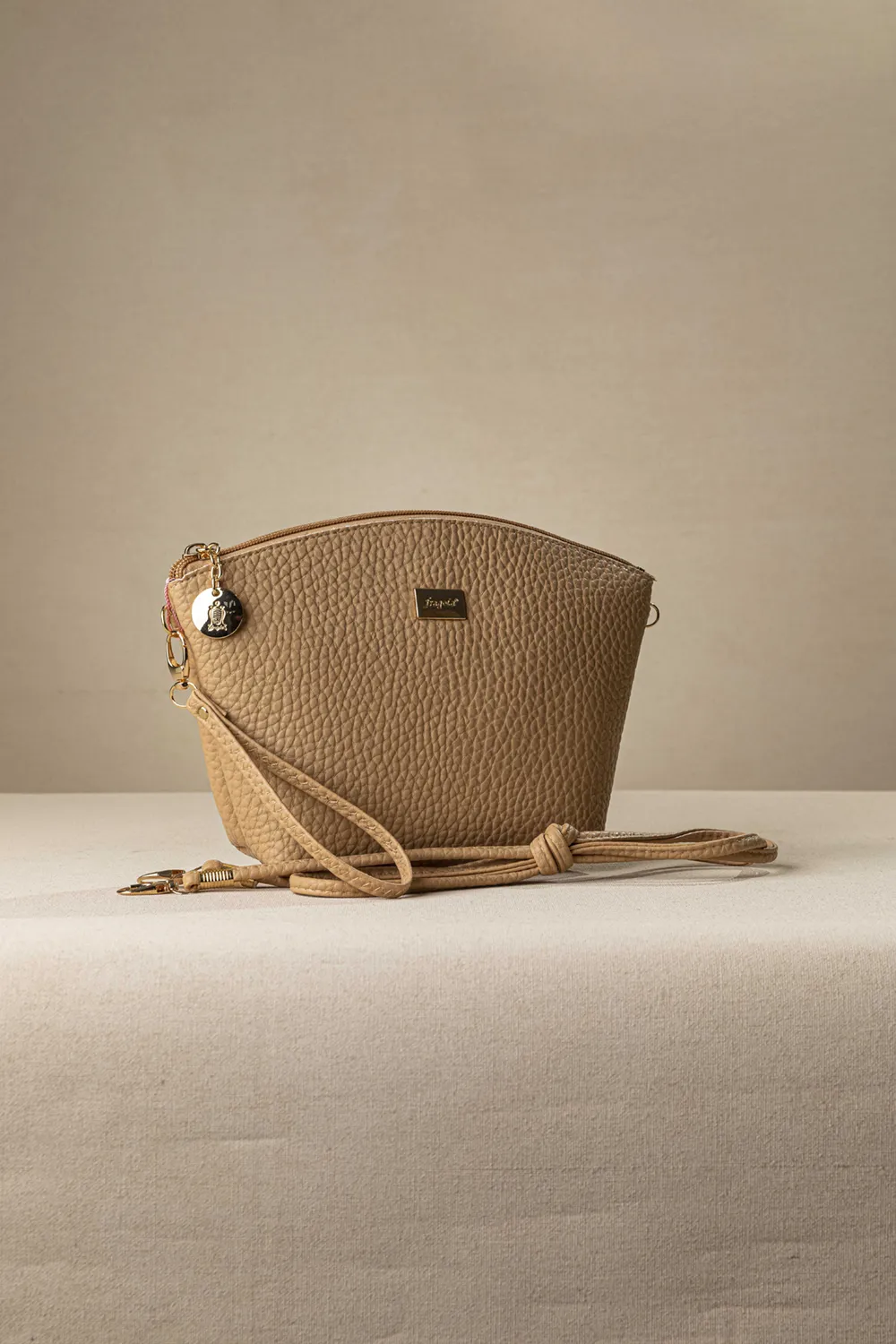 Τσαντάκι νεσεσέρ με extra χέρι για χιαστί Τσαντάκι νεσεσέρ με extra χέρι για χιαστί