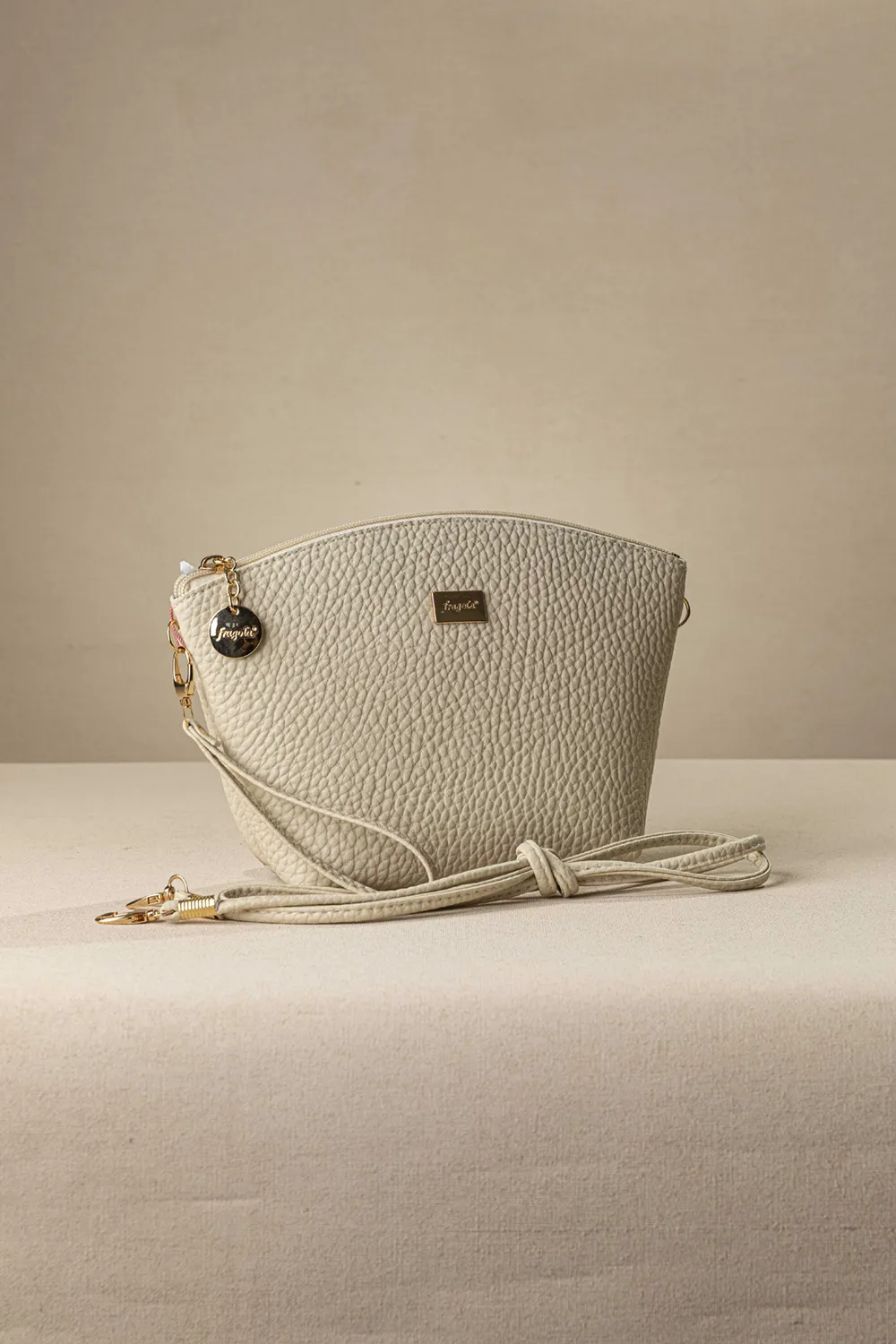 Τσαντάκι νεσεσέρ με extra χέρι για χιαστί Τσαντάκι νεσεσέρ με extra χέρι για χιαστί