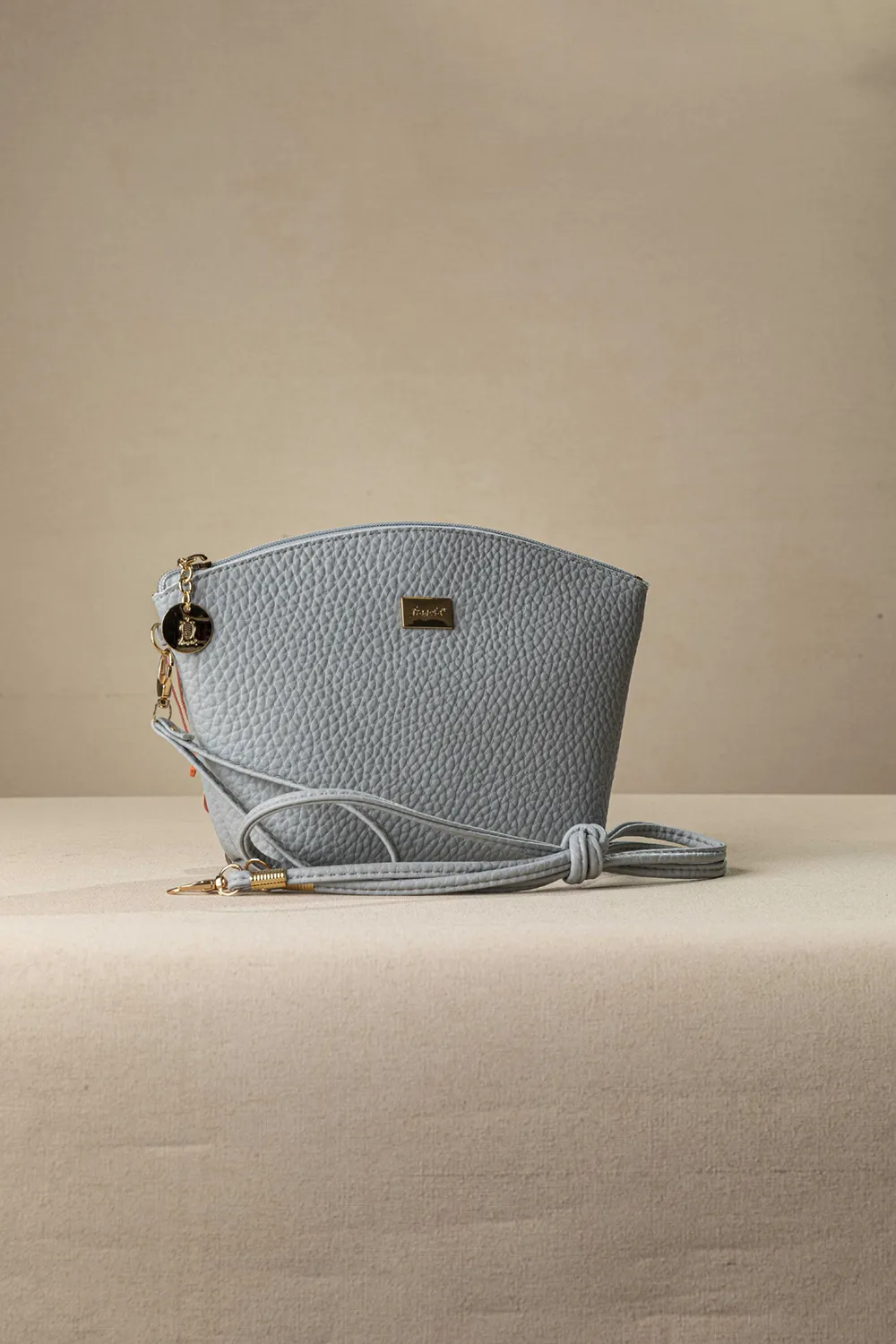 Τσαντάκι νεσεσέρ με extra χέρι για χιαστί Τσαντάκι νεσεσέρ με extra χέρι για χιαστί