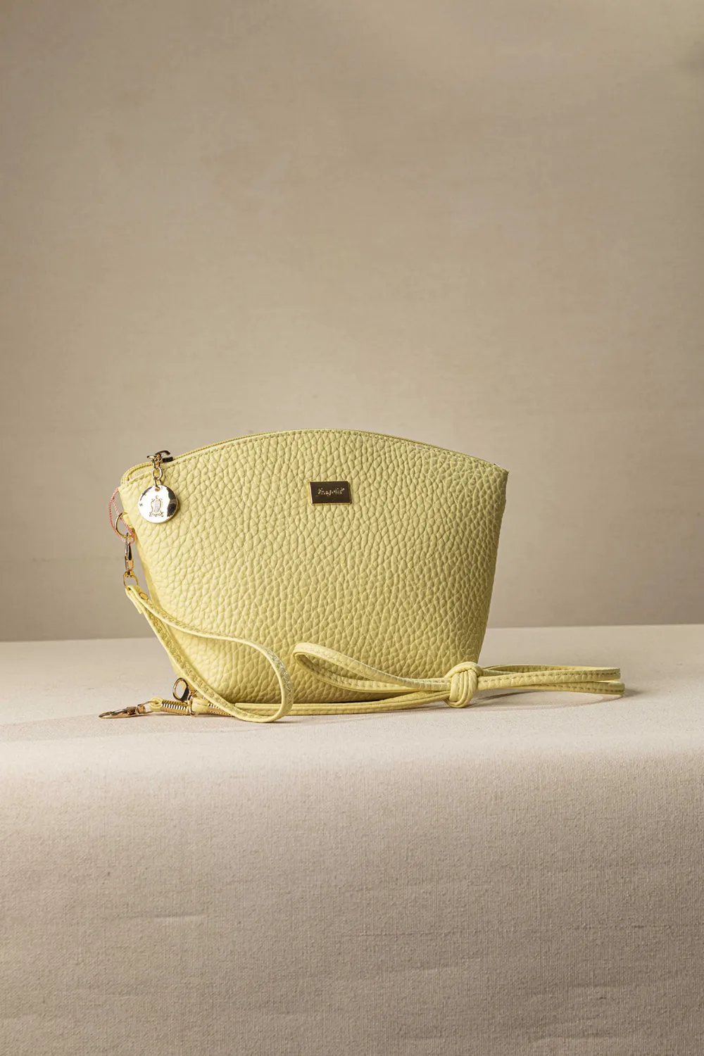 Τσαντάκι νεσεσέρ με extra χέρι για χιαστί Τσαντάκι νεσεσέρ με extra χέρι για χιαστί