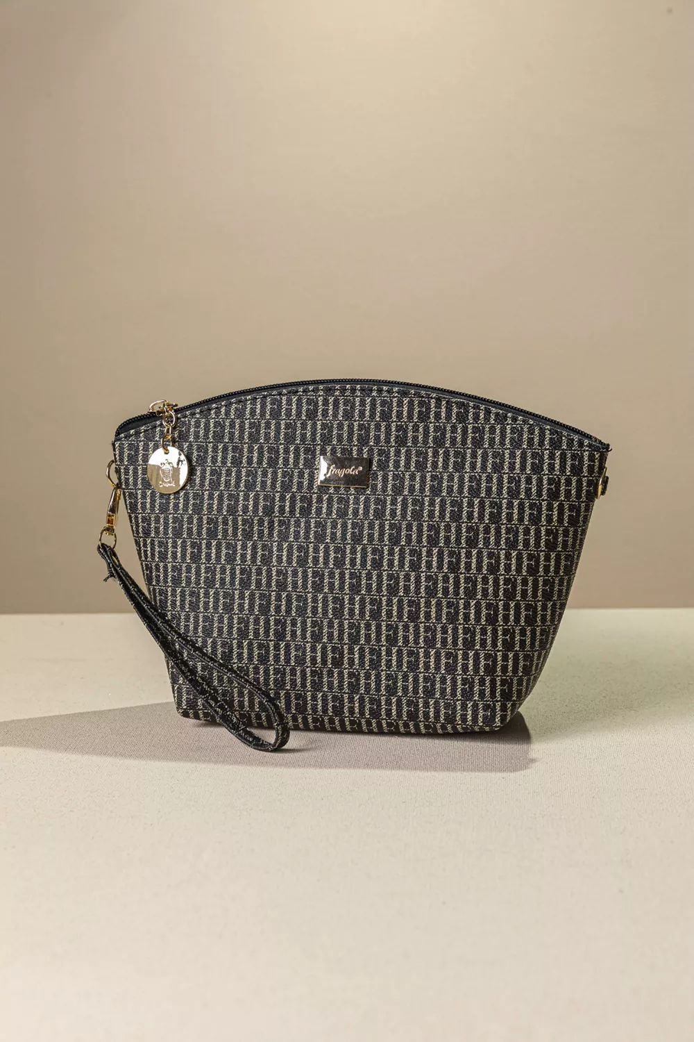 Τσαντάκι νεσεσέρ με extra χέρι για χιαστί Τσαντάκι νεσεσέρ με extra χέρι για χιαστί