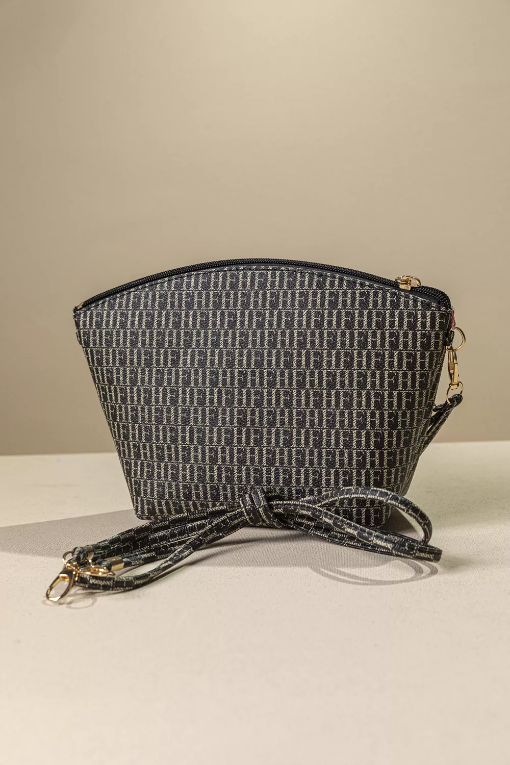 Τσαντάκι νεσεσέρ με extra χέρι για χιαστί Τσαντάκι νεσεσέρ με extra χέρι για χιαστί