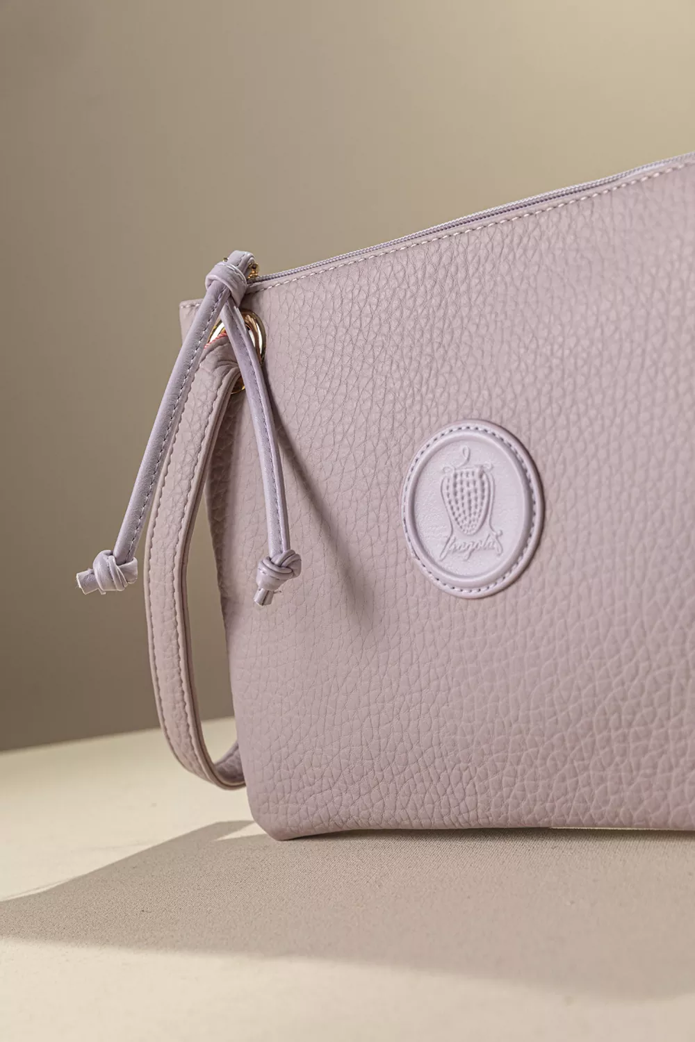 Πρακτικό τσαντάκι/νεσεσερ Πρακτικό τσαντάκι/νεσεσερ