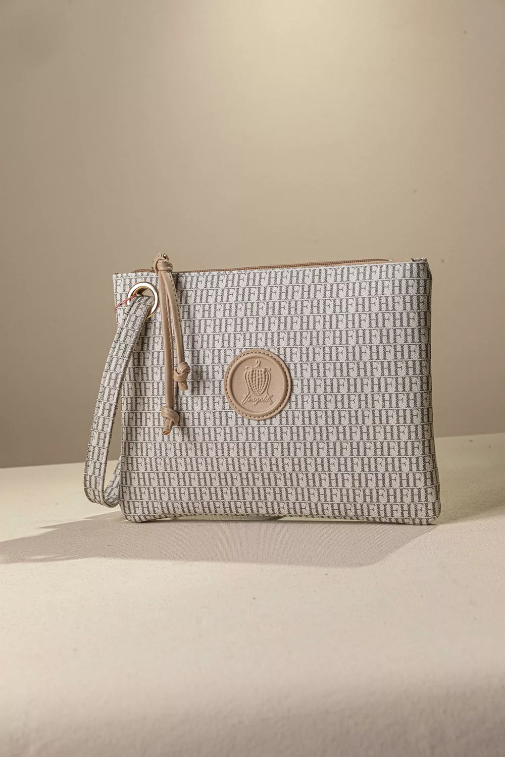 Πρακτικό τσαντάκι/νεσεσερ Πρακτικό τσαντάκι/νεσεσερ