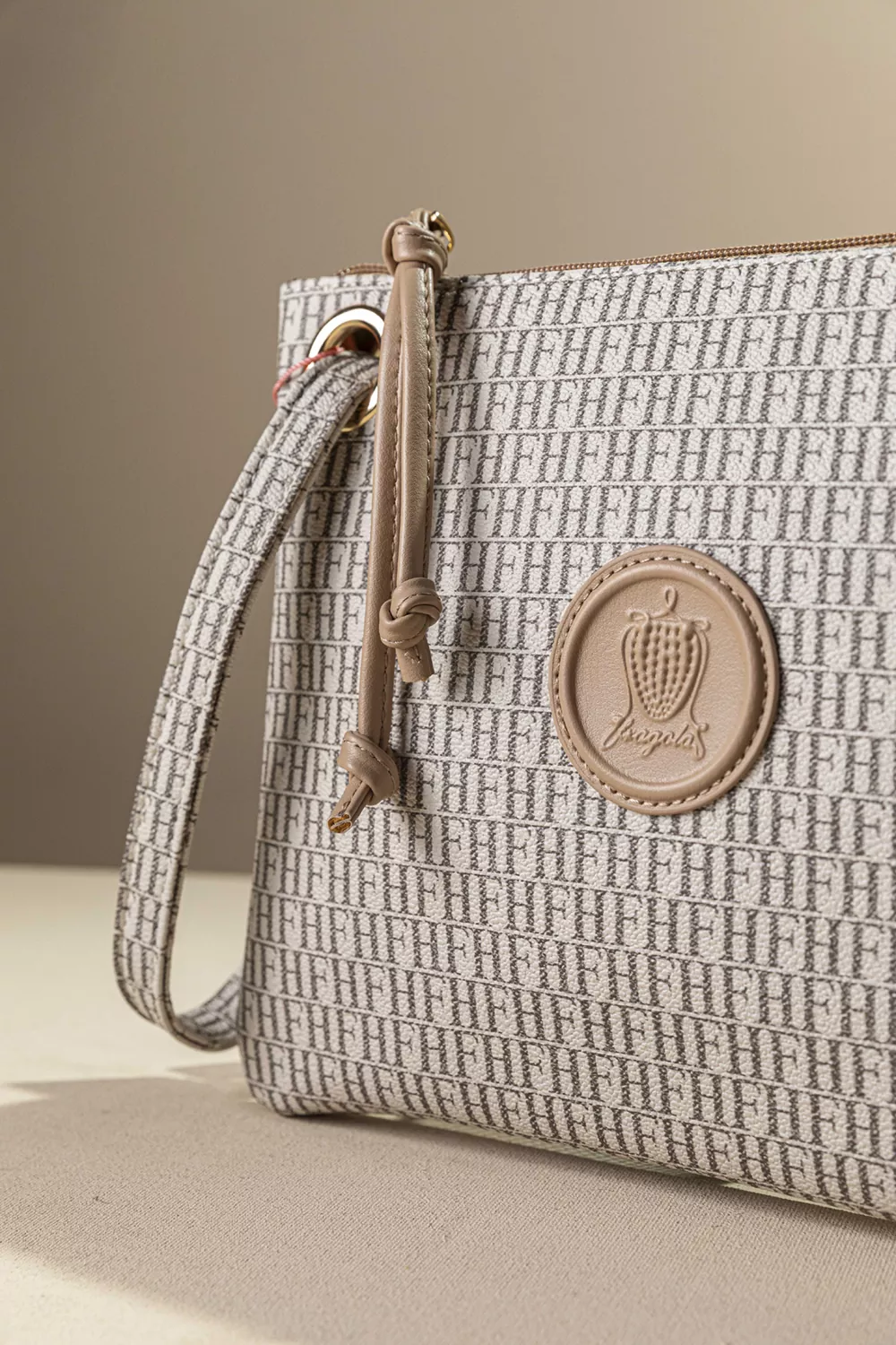 Πρακτικό τσαντάκι/νεσεσερ Πρακτικό τσαντάκι/νεσεσερ