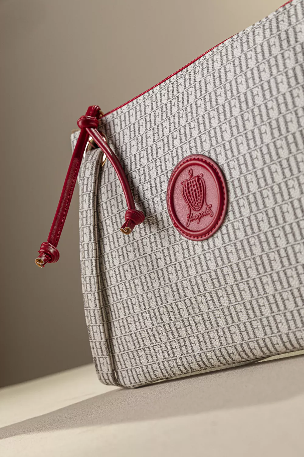 Πρακτικό τσαντάκι/νεσεσερ Πρακτικό τσαντάκι/νεσεσερ