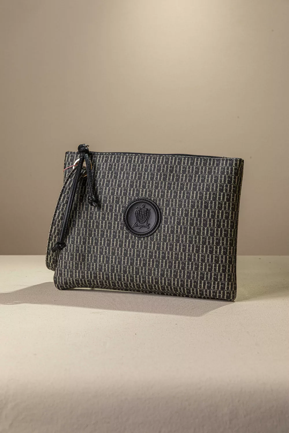 Πρακτικό τσαντάκι/νεσεσερ Πρακτικό τσαντάκι/νεσεσερ