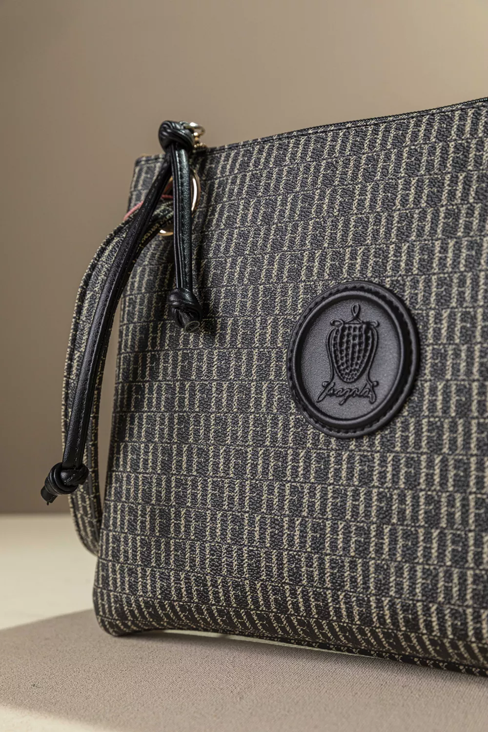 Πρακτικό τσαντάκι/νεσεσερ Πρακτικό τσαντάκι/νεσεσερ