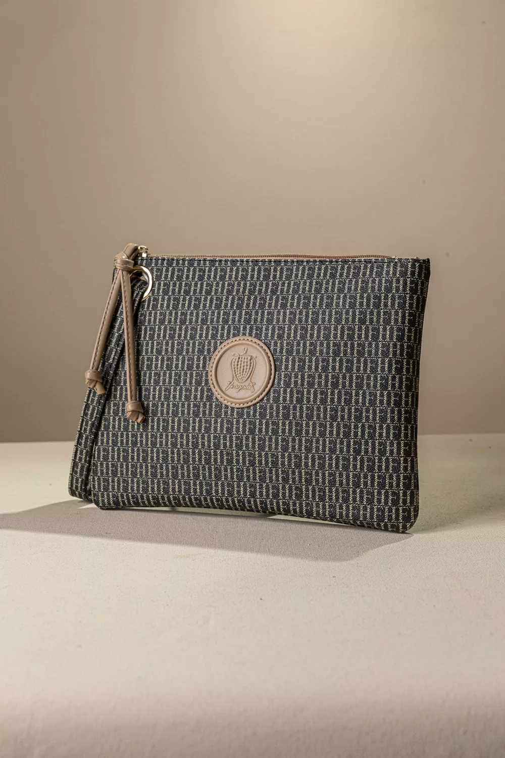 Πρακτικό τσαντάκι/νεσεσερ Πρακτικό τσαντάκι/νεσεσερ