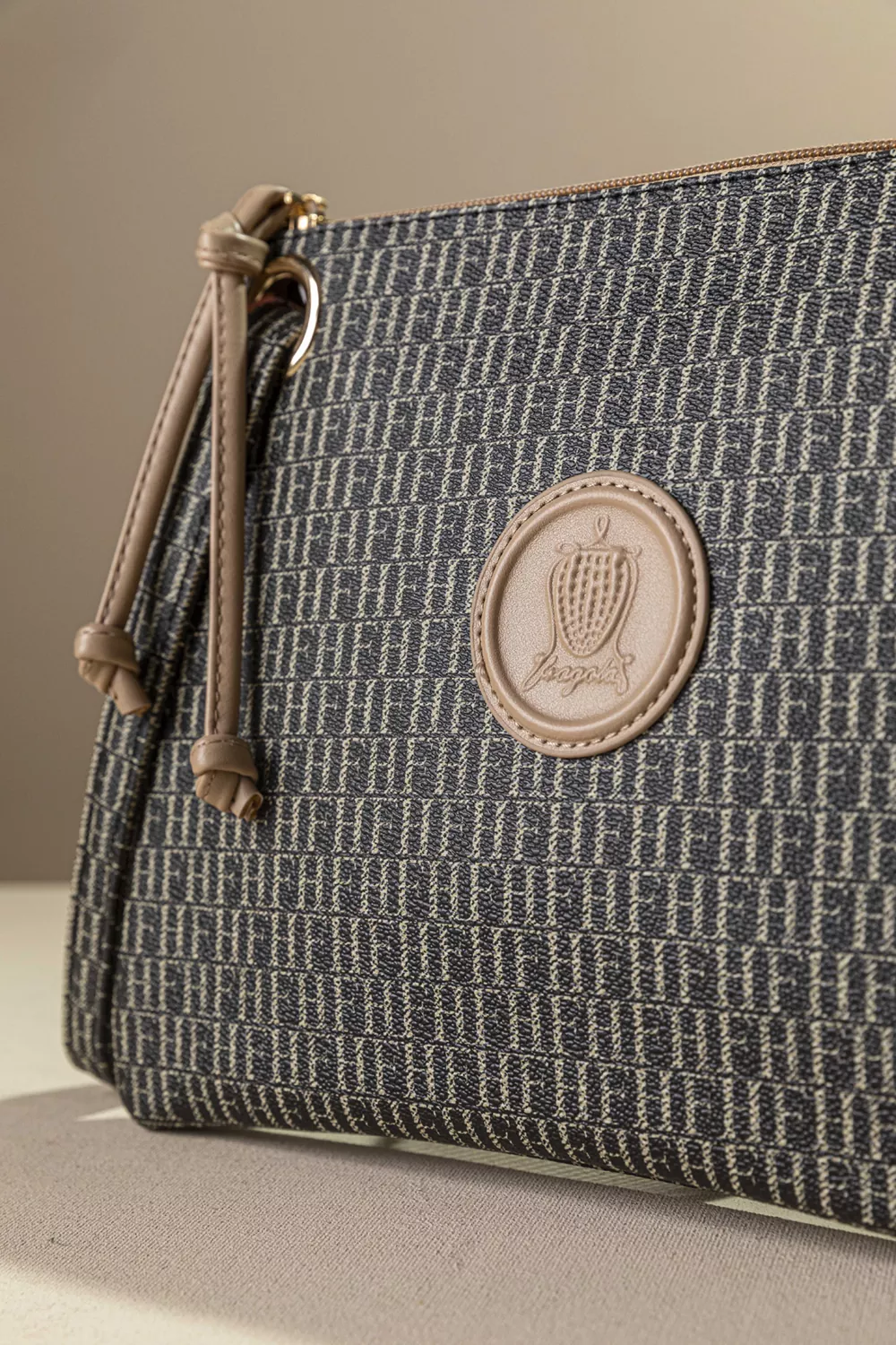 Πρακτικό τσαντάκι/νεσεσερ Πρακτικό τσαντάκι/νεσεσερ