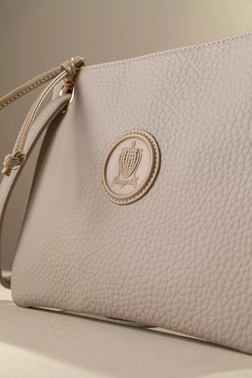 Πρακτικό τσαντάκι/νεσεσερ Πρακτικό τσαντάκι/νεσεσερ