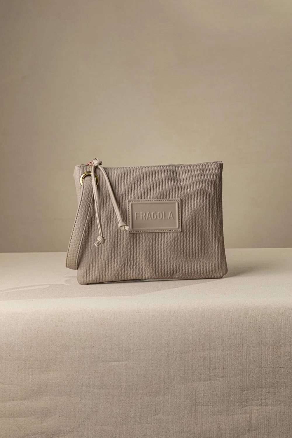 Μαλακό τσαντάκι χεριού με casual logo Μαλακό τσαντάκι χεριού με casual logo