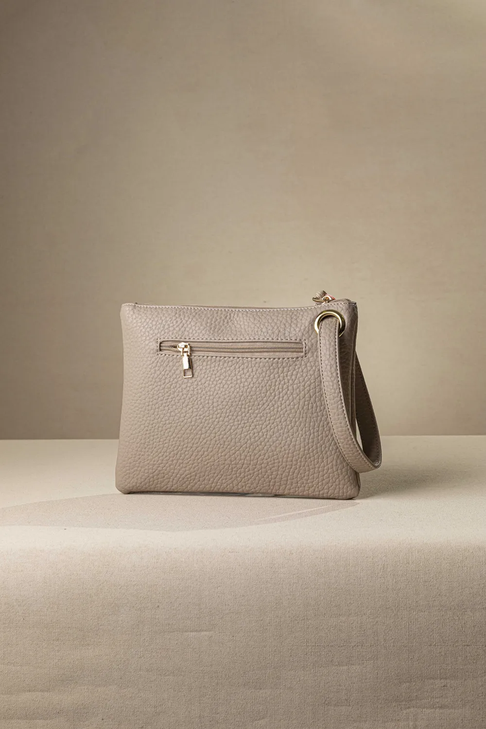 Μαλακό τσαντάκι χεριού με casual logo Μαλακό τσαντάκι χεριού με casual logo