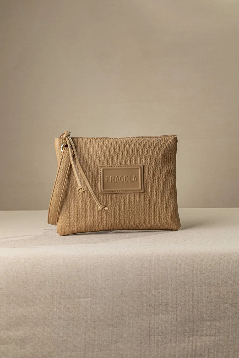 Μαλακό τσαντάκι χεριού με casual logo Μαλακό τσαντάκι χεριού με casual logo