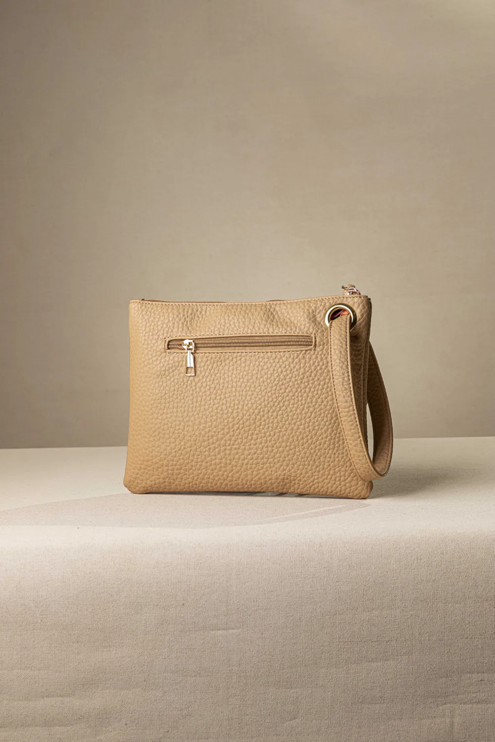 Μαλακό τσαντάκι χεριού με casual logo Μαλακό τσαντάκι χεριού με casual logo