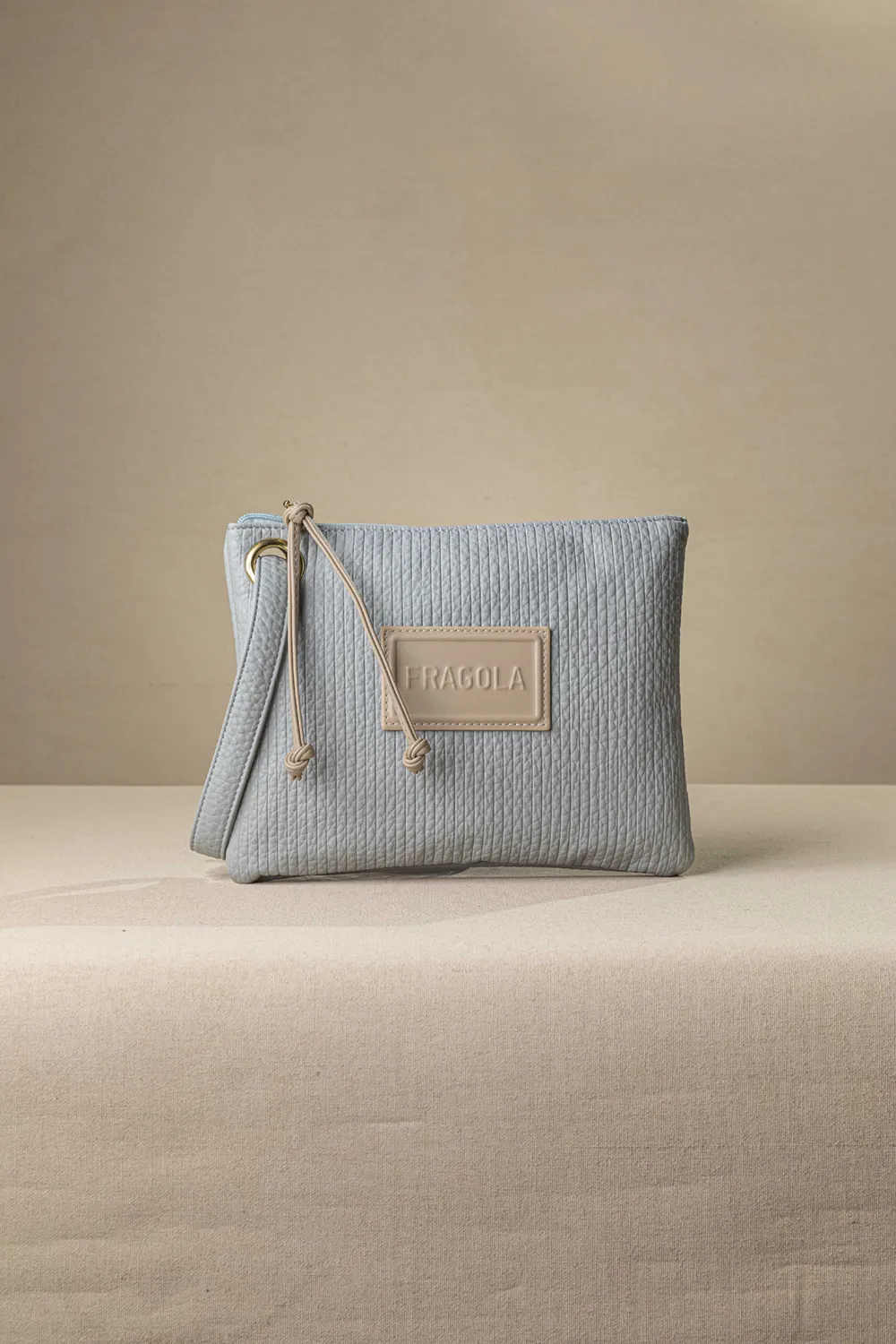 Μαλακό τσαντάκι χεριού με casual logo Μαλακό τσαντάκι χεριού με casual logo