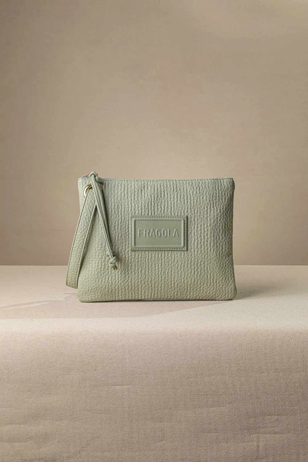 Μαλακό τσαντάκι χεριού με casual logo Μαλακό τσαντάκι χεριού με casual logo