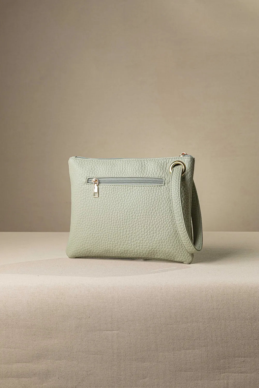 Μαλακό τσαντάκι χεριού με casual logo Μαλακό τσαντάκι χεριού με casual logo