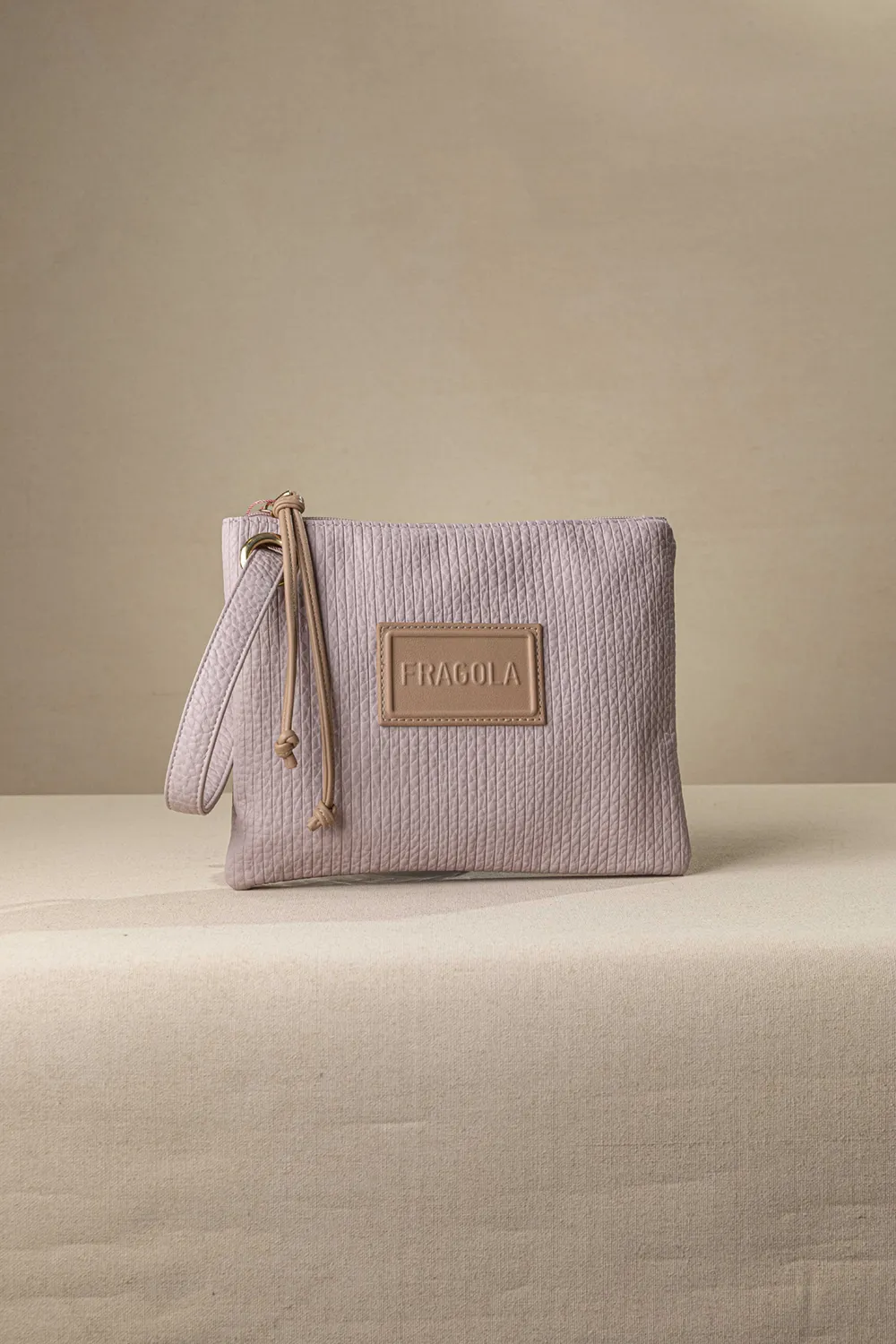 Μαλακό τσαντάκι χεριού με casual logo Μαλακό τσαντάκι χεριού με casual logo