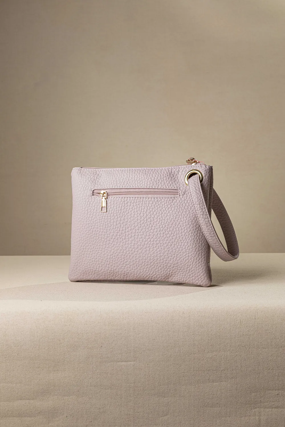 Μαλακό τσαντάκι χεριού με casual logo Μαλακό τσαντάκι χεριού με casual logo